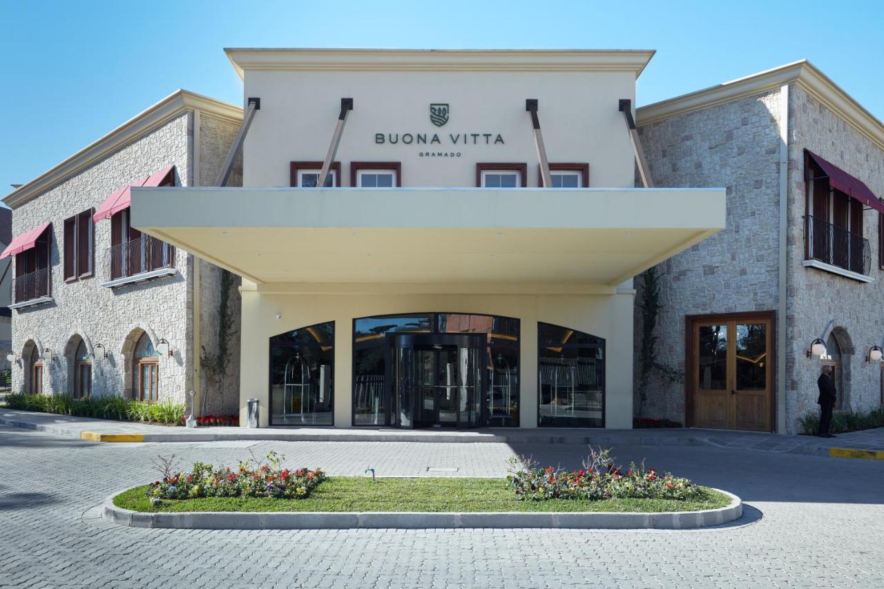 Buona Vitta Gramado Resort & Spa By Gramado Parks Exteriör bild The photo shows a modern building with a prominent entrance marked by a large awning. The facade features a mix of stone and stucco materials, giving it an elegant and contemporary look. The name "BUONA VITTA" is displayed prominently above the entra